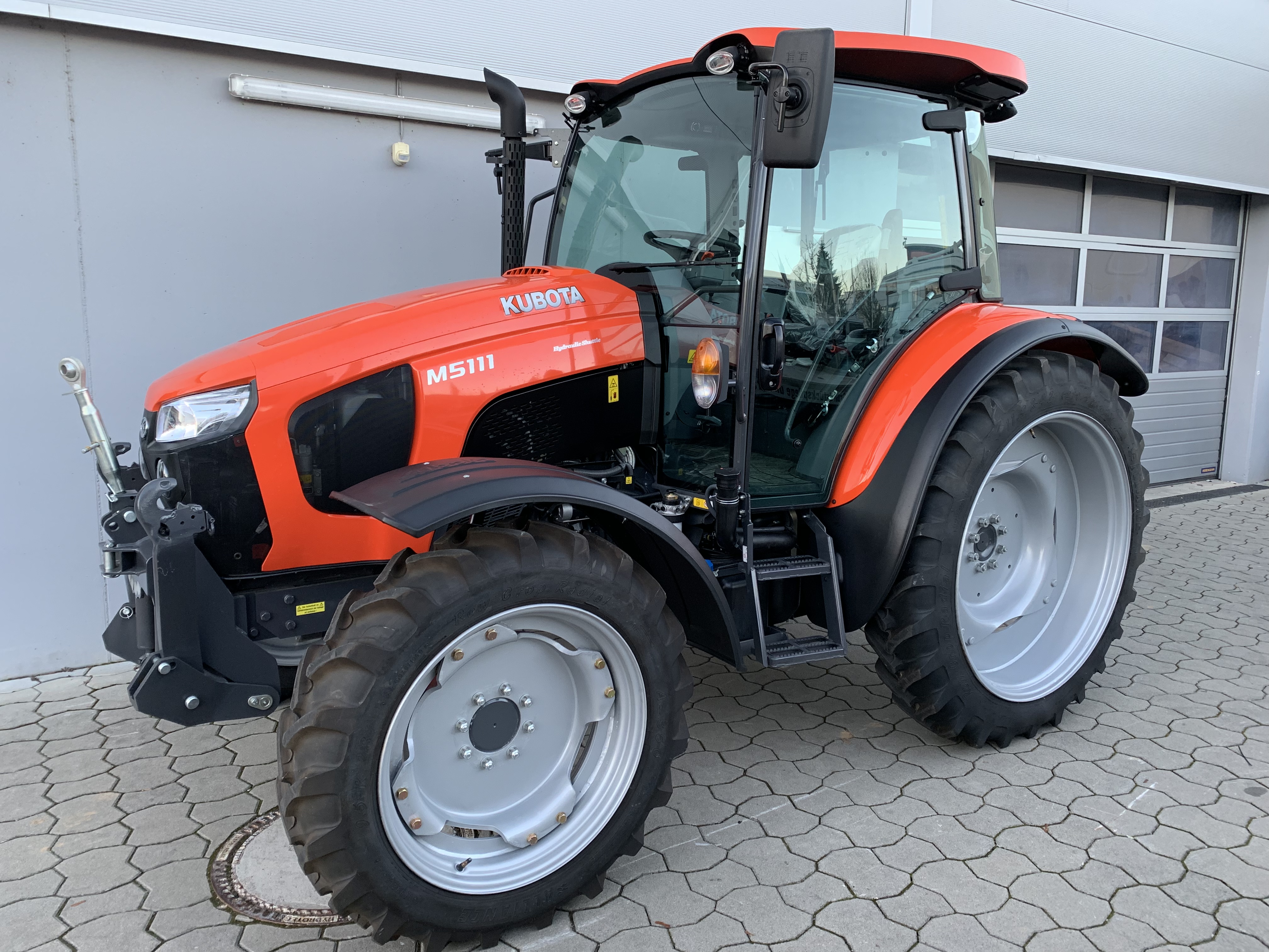 M5-112 Standardtraktor m. Kabine