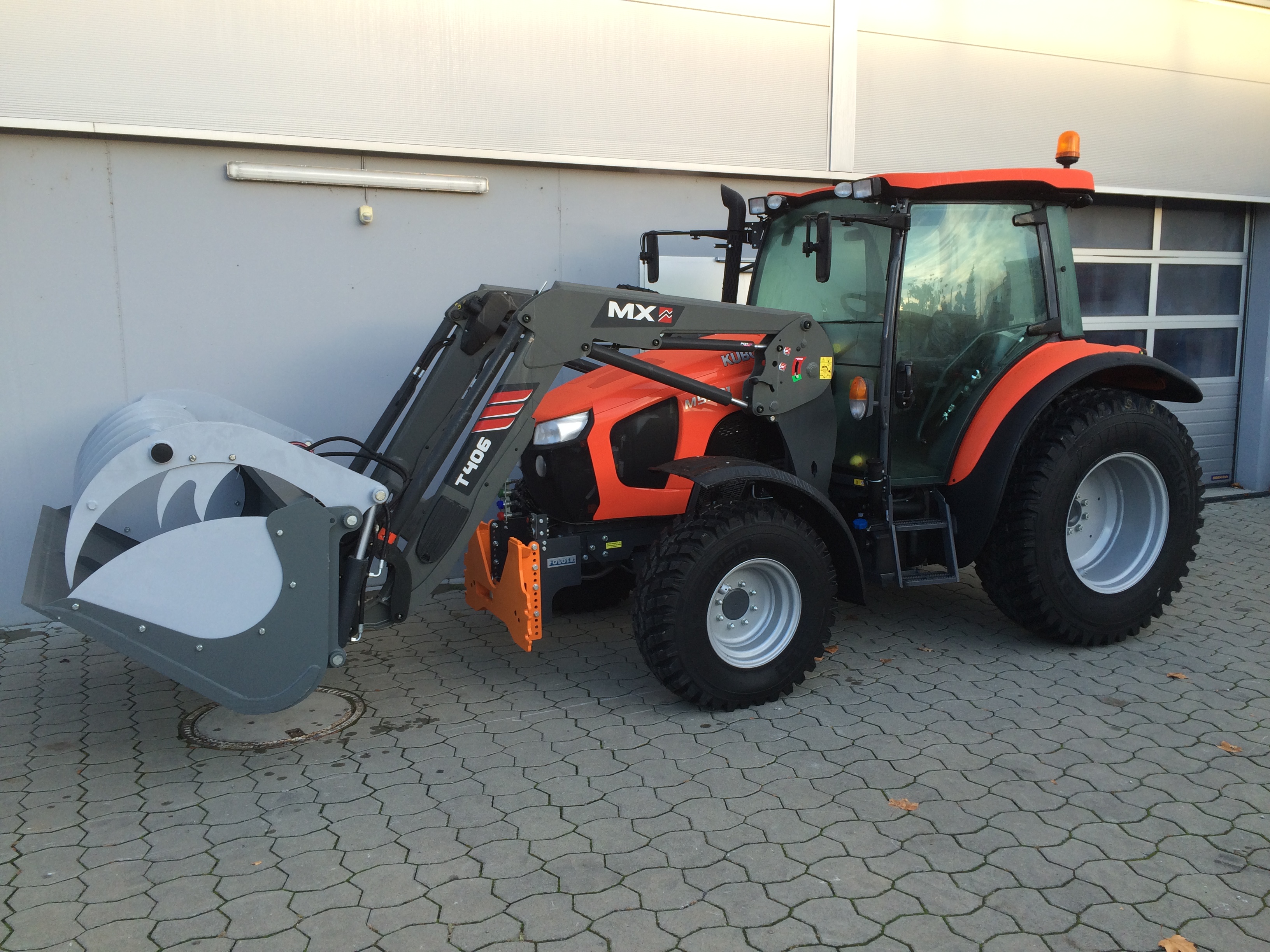 M5-112 Standardtraktor m. Kabine