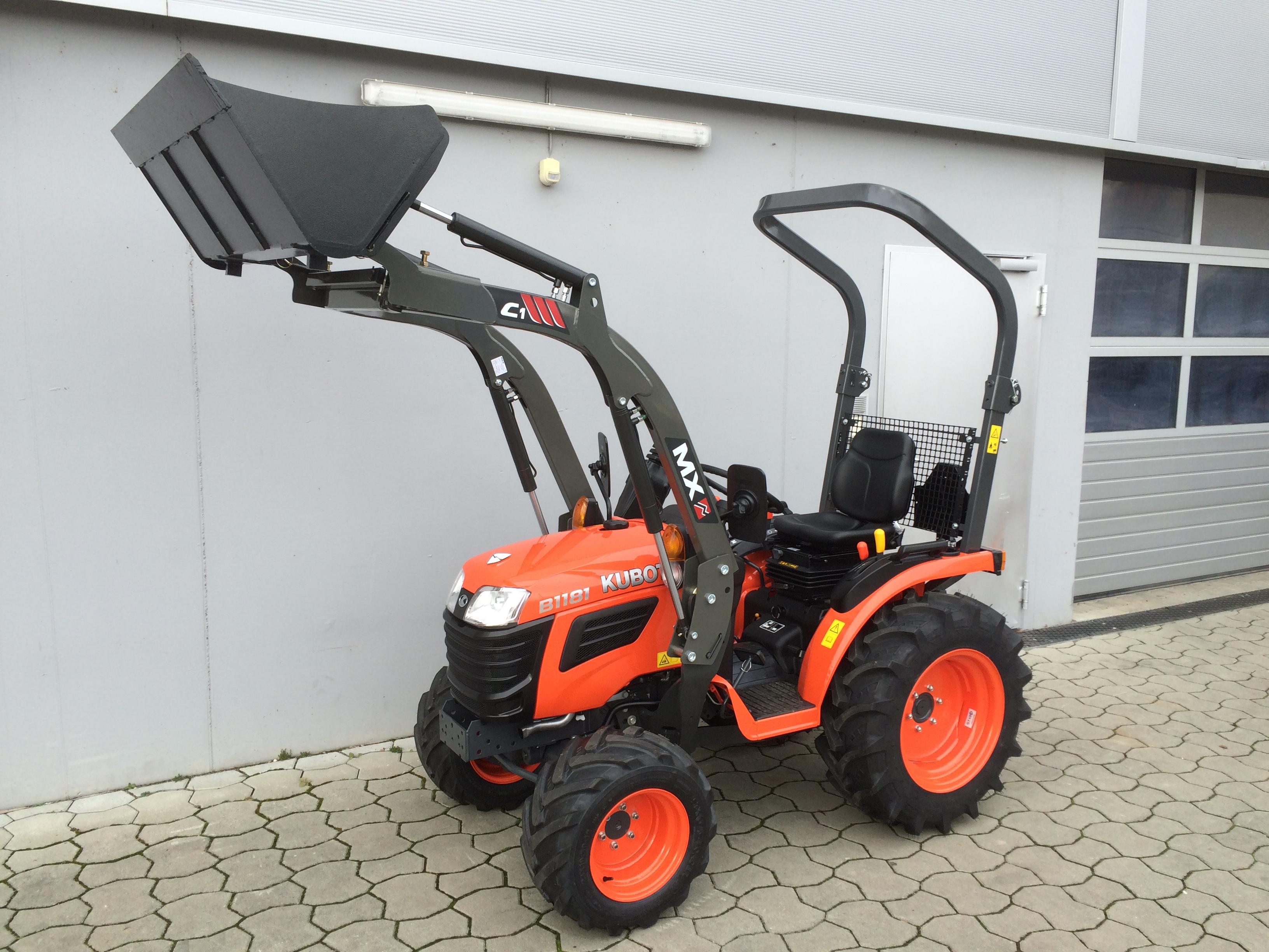 B1-181 Allradtraktor mit Transportbox