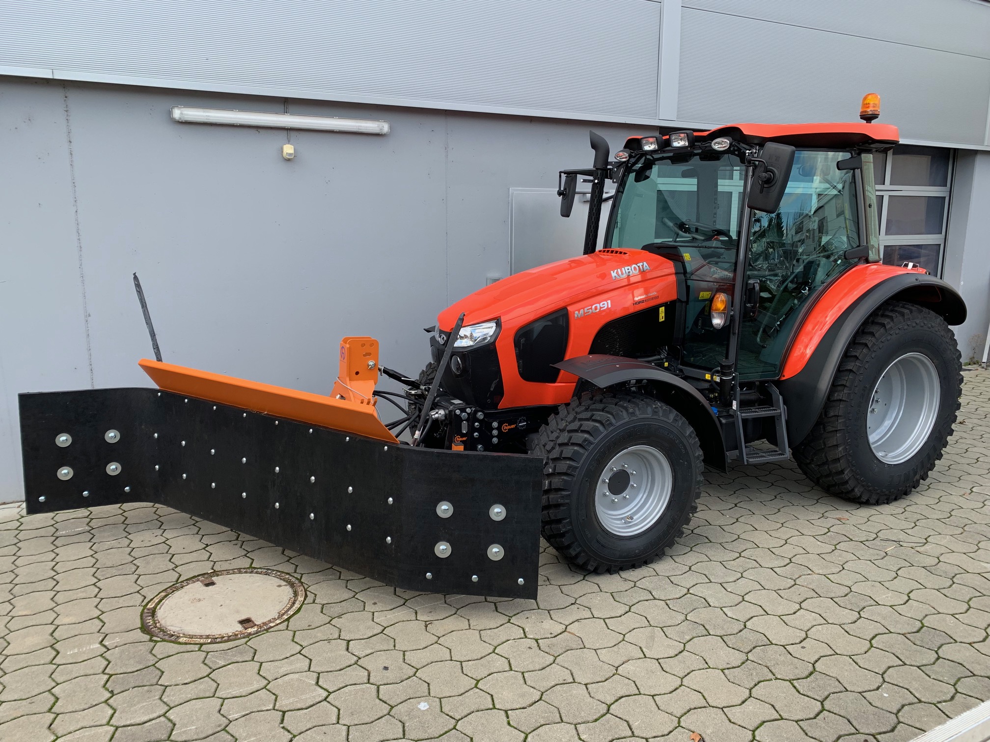 M5-112 Standardtraktor m. Kabine