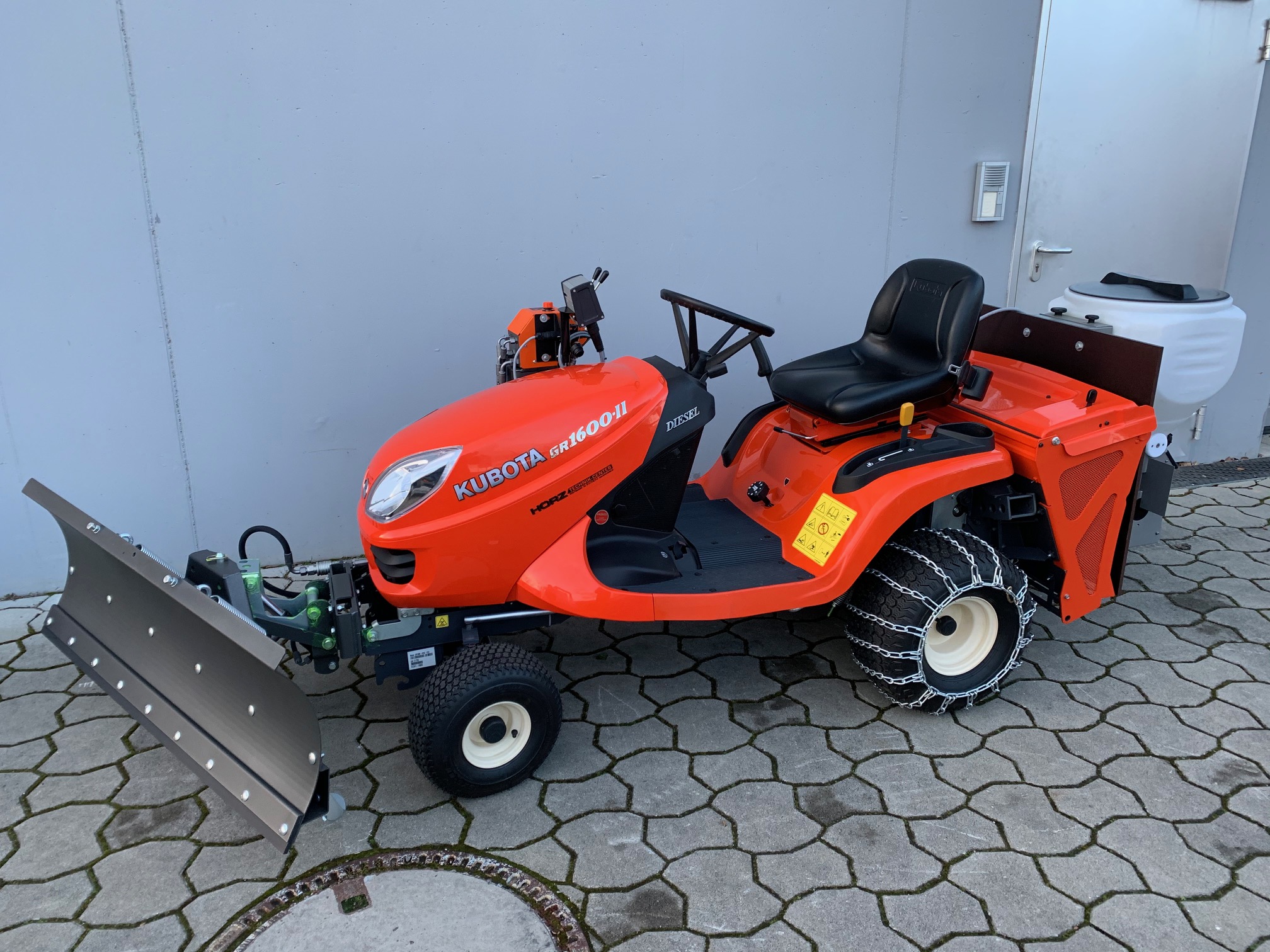 Kubota GR1600 Rasentraktor mit Winterausstattung